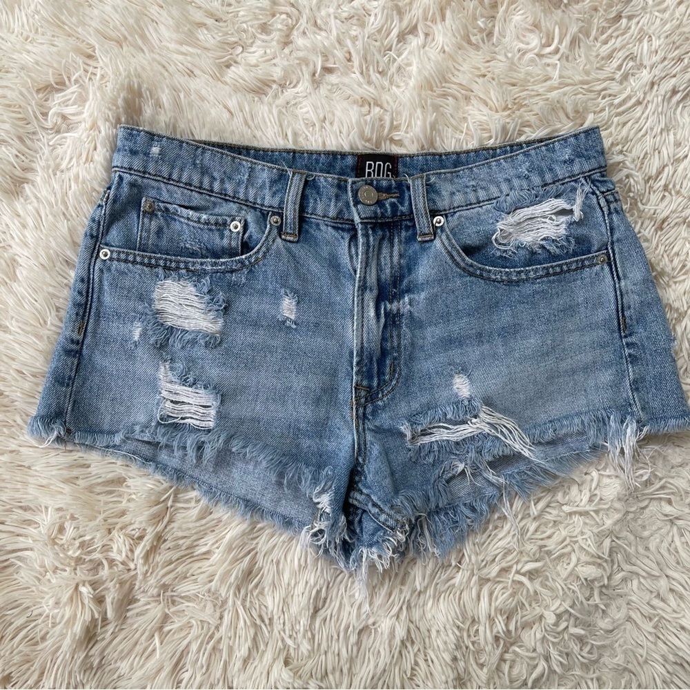 Urban Outfitters BDG Essential Mid Rise Shorts Size 28 Distressed washed blue
